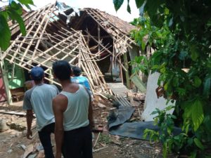 Rumah Minan yang telah ambruk karena lapuk dimakan usia, sehingga diberikan bantuan bedah rumah dari Program milik BAZNAS Kabupaten Pesawaran.