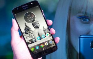 Moto G5s Plus dengan wallpaper bertema Indonesia ( Foto: Beritasatu Photo/Herman )