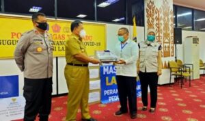 Masyarakat-Lampung-Perantau-Jakarta-Serahkan-Bantuan-APD-ke-Pemprov-Lampung-800x445-1-696x387-1-730x430