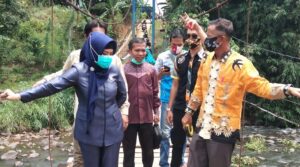 Anggota-DPRD-Lampung-Mardiana-Sisir-Jembatan-Gantung-800x445
