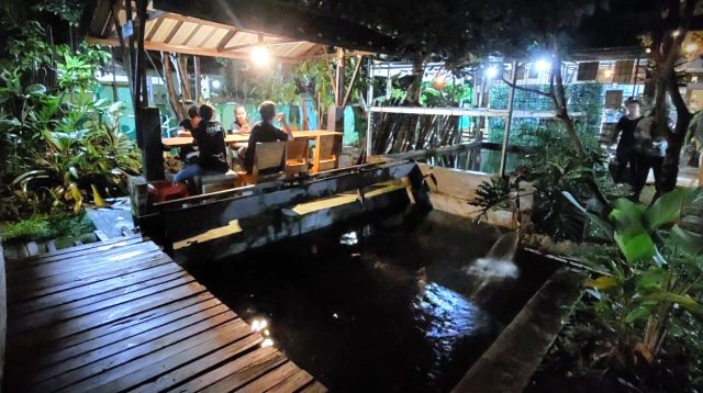 Foto Gazebo Kedai Kayu Manis dikelilingi aliran sungai kolam ikan koi memunculkan ketenangan dan kesegaran / PeNa